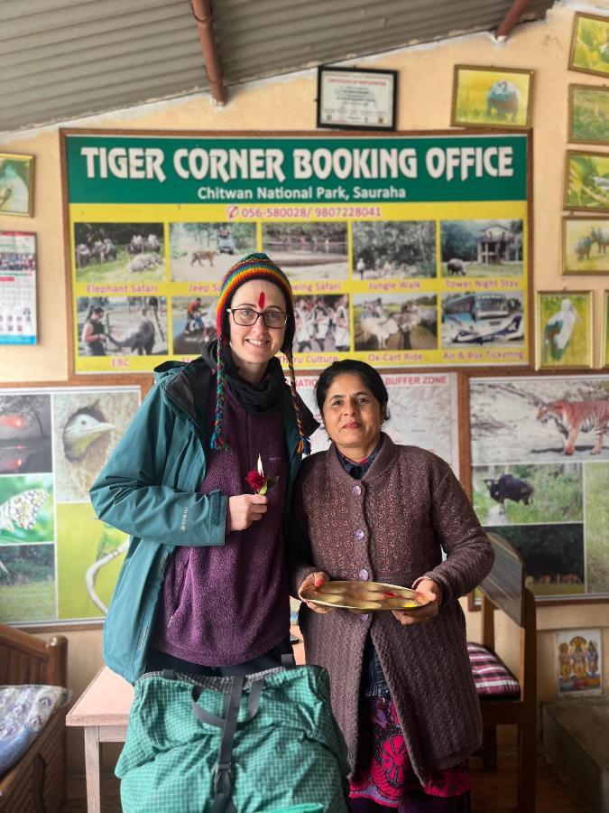 Tiger Corner Inn Homestay Sauraha Extérieur photo